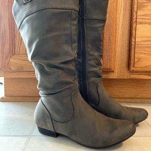 Cliffs by White Mountain Boots with Burnished Toe. Grey.